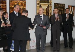 Wręczenie dyplomu dyrektorowi Muzeum Białoruskiego w Hajnówce