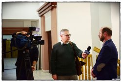 Dyrektor Muzeum i pomysłodawca konkursu- Tomasz Tichoniuk udziela wywiadu TVP