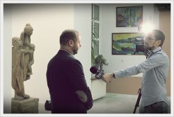 Dyrektor Muzeum i pomysłodawca konkursu- Tomasz Tichoniuk udziela wywiadu TVP