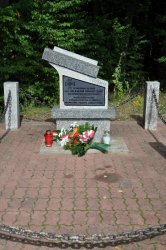 Pomnik w miejscu pierwszego pochówku plutonowego Bolesława Bierwiaczonka w Budach