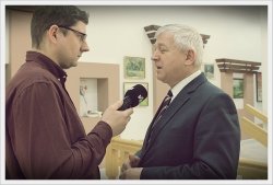 Burmistrz Miasta Hajnówka Jerzy Sirak udziela wywiadu patronowi medialnemu konkursu Radiu Racja