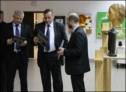 Od lewej: J.Sirak - Burmistrz Miasta Hajnówka, W.Pietroczuk - Starosta Powiatu Hajnowskiego, T. Tichoniuk -dyrektor Muzeum Białoruskiego w Hajnówce