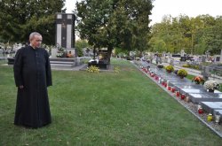 Proboszcz parafii zmawia modlitwę za wszestkie osoby zamordowane podczas wojny