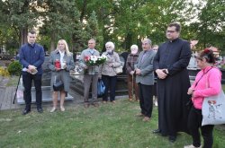 Mieszkańcy Hajnówki zebrani przy pomniku Ofiarom stalinizmu i hitelryzmu