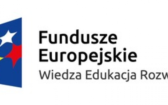 Logo w kształcie poziomego prostokąta. Po lewej stronie pionowy pochylony prostokąt w kolorze granatowym, na nim trzy gwiazdy w kolorach: białym, żółtym i czerwonym. Po prawej stronie napis: Fundusze  Europejskie Wiedza Edukacja Rozwój.