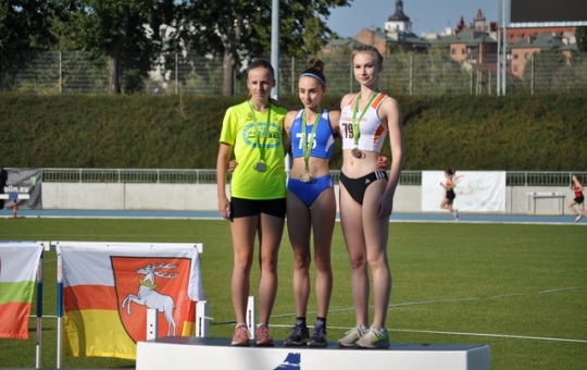 Na zdjęciu zwyciężczynie biegu stoją na podium.