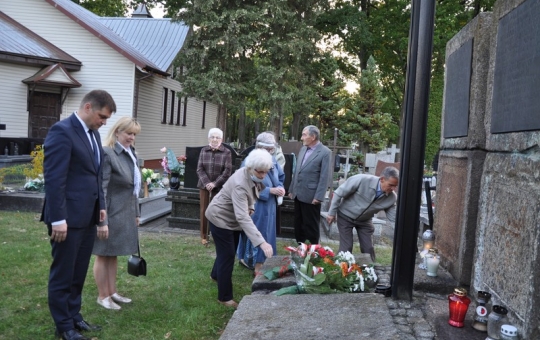 Delegacja samorządu hajnowskeigo i Związku Sybiraków składają kwiaty przy pomniku Ofiarom Stalinizmu i Hitleryzmu