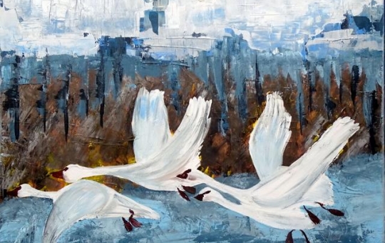 Obraz przedstawiający trzy białe, lecące nad taflą wody, ptaki.