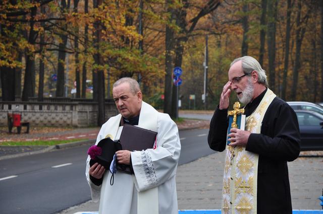 Na zdjęciu ksiądz Zygmunt Bronicki i ksiądz Jan Romańczuk w trakcie święcenia nowej ulicy.